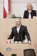 am Rednerpult Nationalratsabgeordneter Martin Litschauer (G)