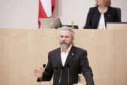 am Rednerpult Nationalratsabgeordneter Martin Litschauer (G)