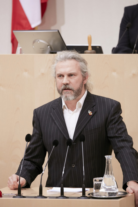 am Rednerpult Nationalratsabgeordneter Martin Litschauer (G)