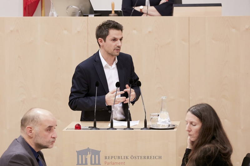 am Rednerpult Nationalratsabgeordneter Jakob Schwarz (G)