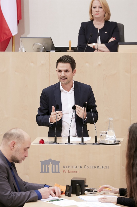 am Rednerpult Nationalratsabgeordneter Jakob Schwarz (G)