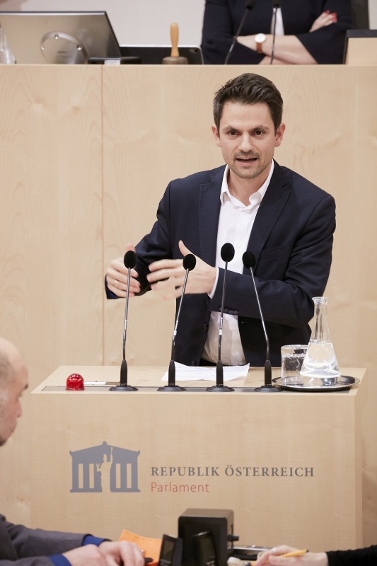 am Rednerpult Nationalratsabgeordneter Jakob Schwarz (G)