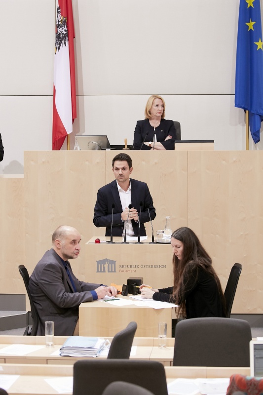 am Rednerpult Nationalratsabgeordneter Jakob Schwarz (G)