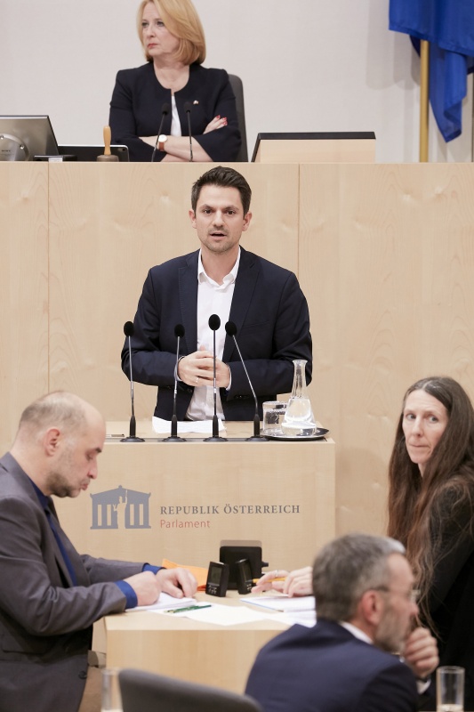 am Rednerpult Nationalratsabgeordneter Jakob Schwarz (G)