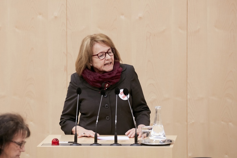 Am Rednerpult Nationalratsabgeordnete Ruth Becher (S)