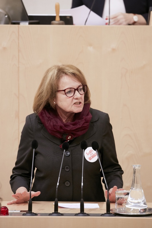 Am Rednerpult Nationalratsabgeordnete Ruth Becher (S)