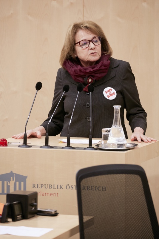 Am Rednerpult Nationalratsabgeordnete Ruth Becher (S)