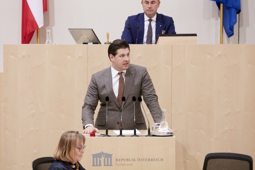 Am Rednerpult Nationalratsabgeordneter Philipp Schrangl (F)