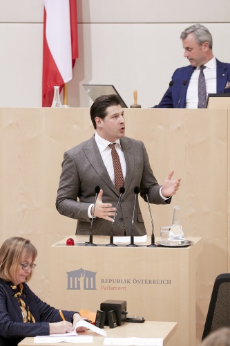 Am Rednerpult Nationalratsabgeordneter Philipp Schrangl (F)