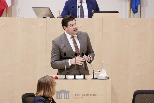 Am Rednerpult Nationalratsabgeordneter Philipp Schrangl (F)