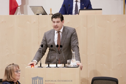 Am Rednerpult Nationalratsabgeordneter Philipp Schrangl (F)