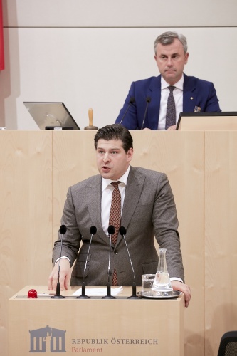 Am Rednerpult Nationalratsabgeordneter Philipp Schrangl (F)