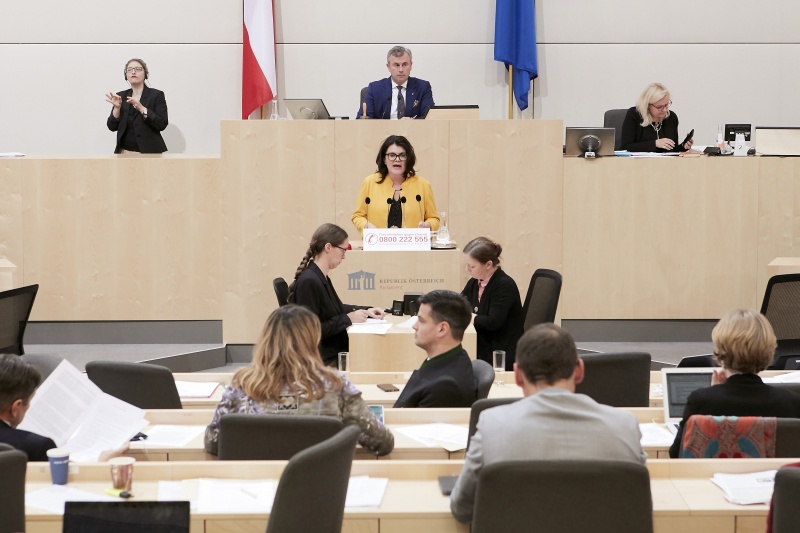 Am Rednerpult Nationalratsabgeordnete Elisabeth Pfurtscheller (V)