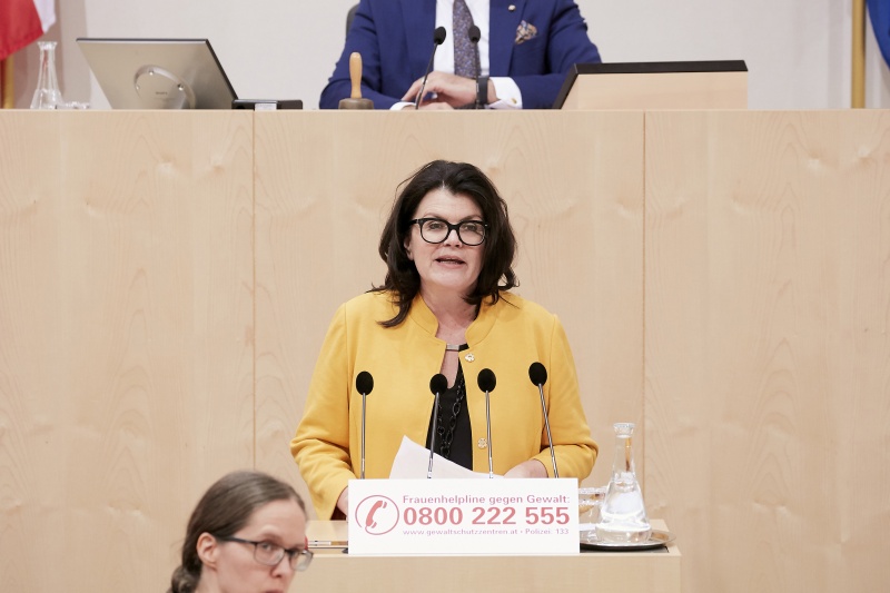 Am Rednerpult Nationalratsabgeordnete Elisabeth Pfurtscheller (V)