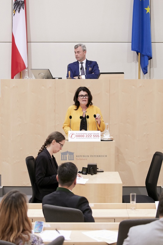 Am Rednerpult Nationalratsabgeordnete Elisabeth Pfurtscheller (V)