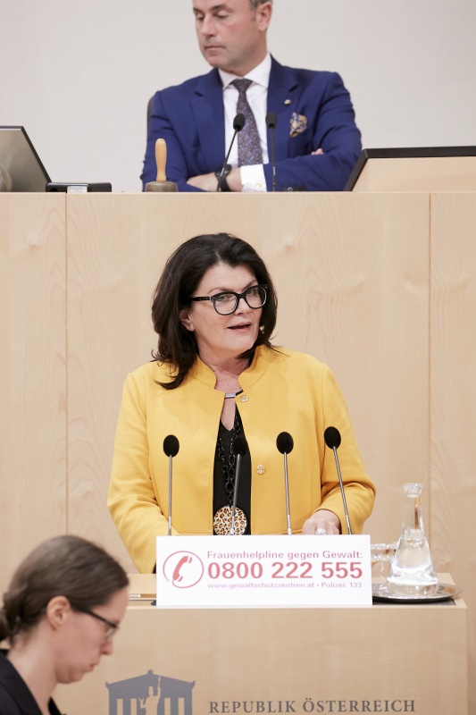 Am Rednerpult Nationalratsabgeordnete Elisabeth Pfurtscheller (V)