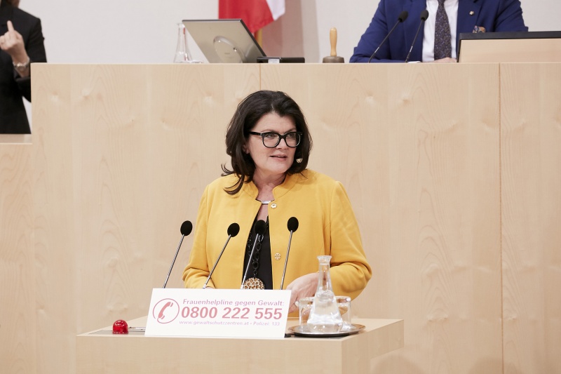 Am Rednerpult Nationalratsabgeordnete Elisabeth Pfurtscheller (V)