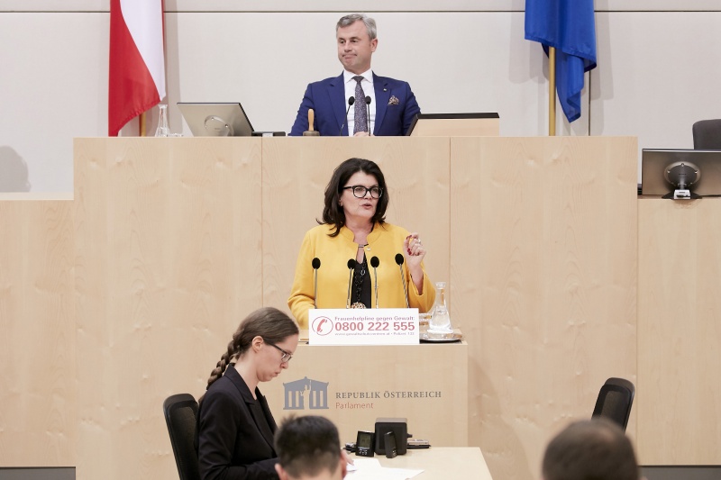 Am Rednerpult Nationalratsabgeordnete Elisabeth Pfurtscheller (V)