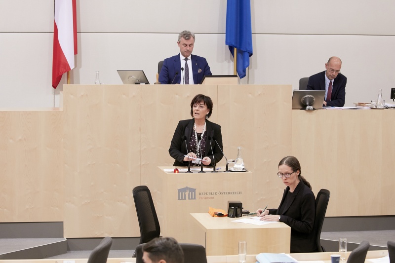 Am Rednerpult Nationalratsabgeordnete Petra Oberrauner (S)