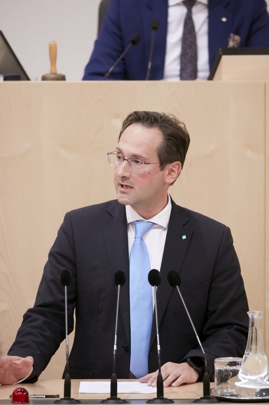 Am Rednerpult Nationalratsabgeordneter Andreas Minnich (V)