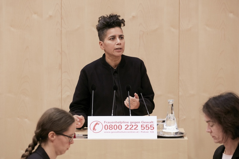 Am Rednerpult Nationalratsabgeordnete Faika El-Nagashi (G)