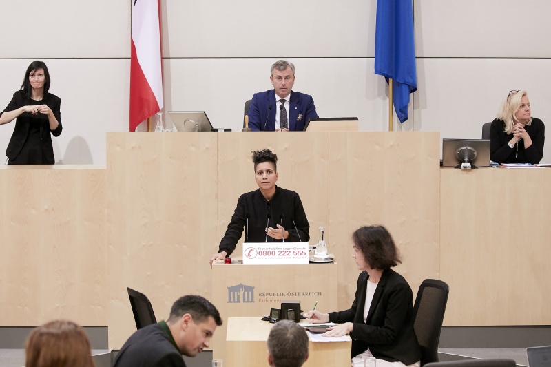 Am Rednerpult Nationalratsabgeordnete Faika El-Nagashi (G)