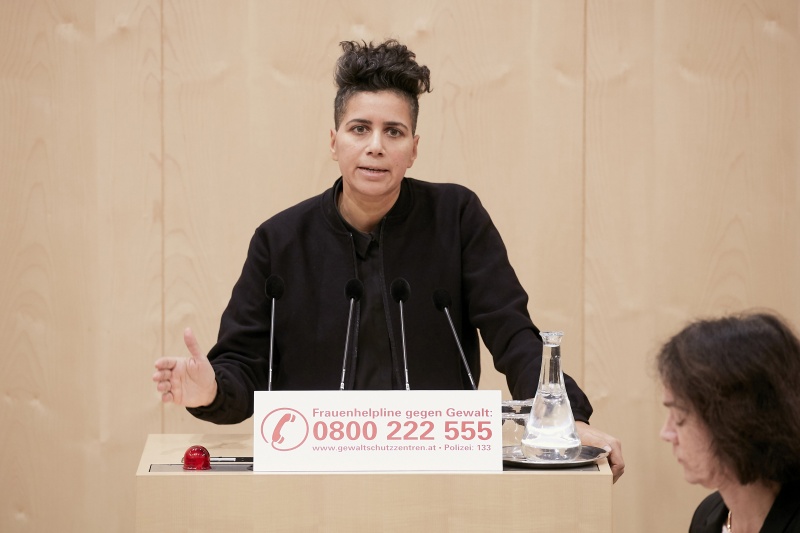 Am Rednerpult Nationalratsabgeordnete Faika El-Nagashi (G)