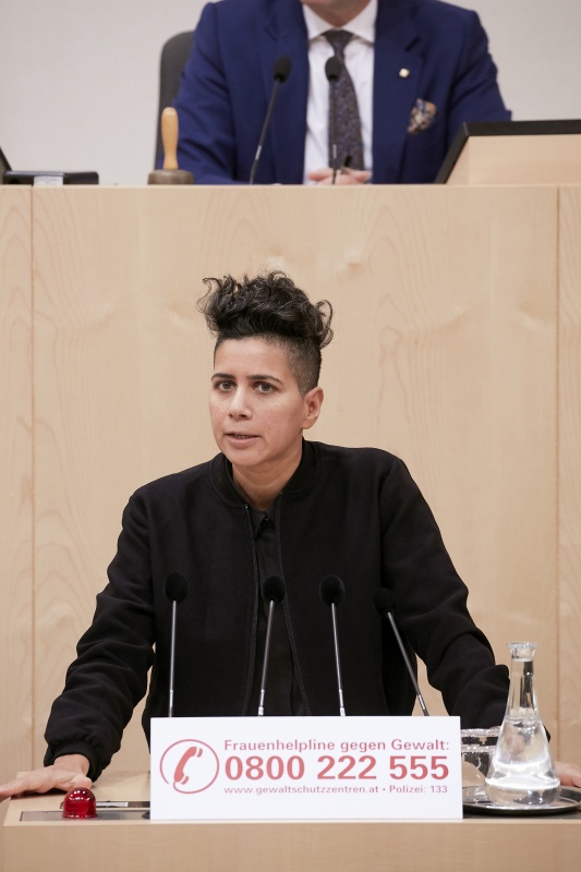 Am Rednerpult Nationalratsabgeordnete Faika El-Nagashi (G)