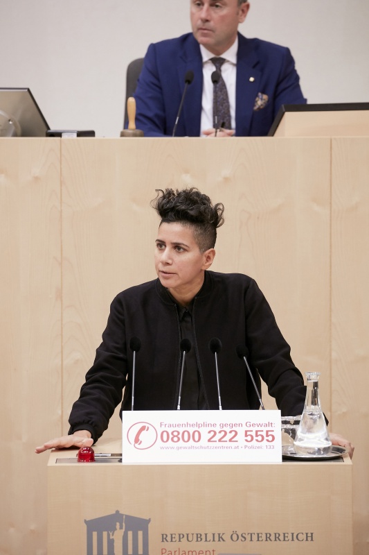 Am Rednerpult Nationalratsabgeordnete Faika El-Nagashi (G)