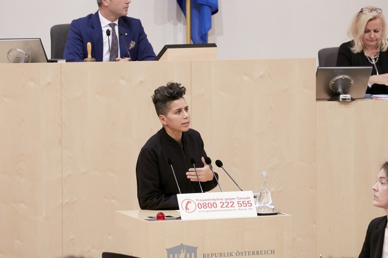 Am Rednerpult Nationalratsabgeordnete Faika El-Nagashi (G)