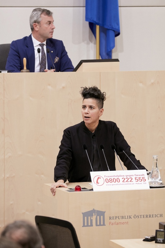 Am Rednerpult Nationalratsabgeordnete Faika El-Nagashi (G)
