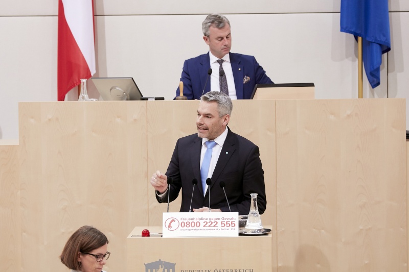 Am Rednerpult Nationalratsabgeordneter Karl Nehammer (V)