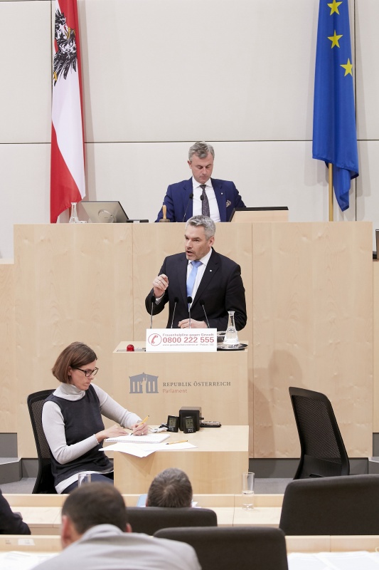 Am Rednerpult Nationalratsabgeordneter Karl Nehammer (V)