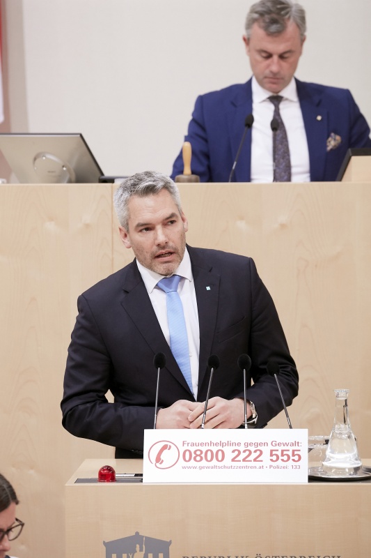 Am Rednerpult Nationalratsabgeordneter Karl Nehammer (V)