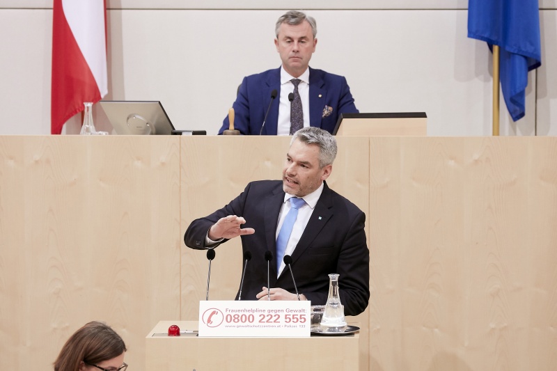 Am Rednerpult Nationalratsabgeordneter Karl Nehammer (V)