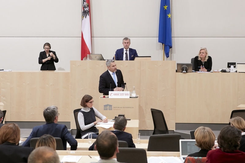 Am Rednerpult Nationalratsabgeordneter Karl Nehammer (V)