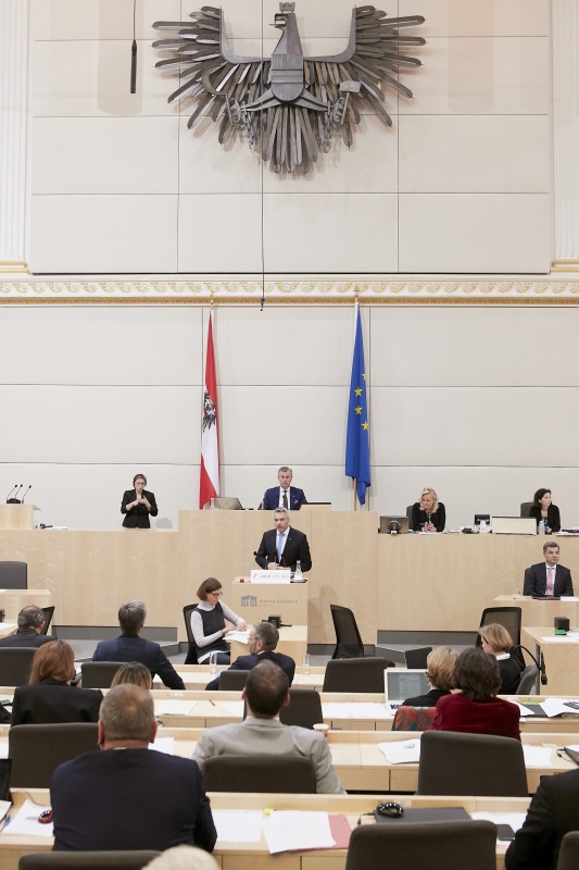 Am Rednerpult Nationalratsabgeordneter Karl Nehammer (V)