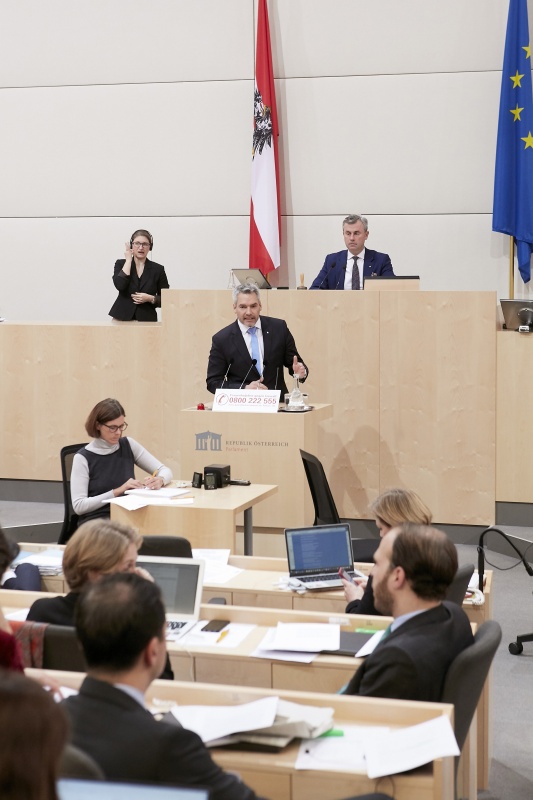 Am Rednerpult Nationalratsabgeordneter Karl Nehammer (V)