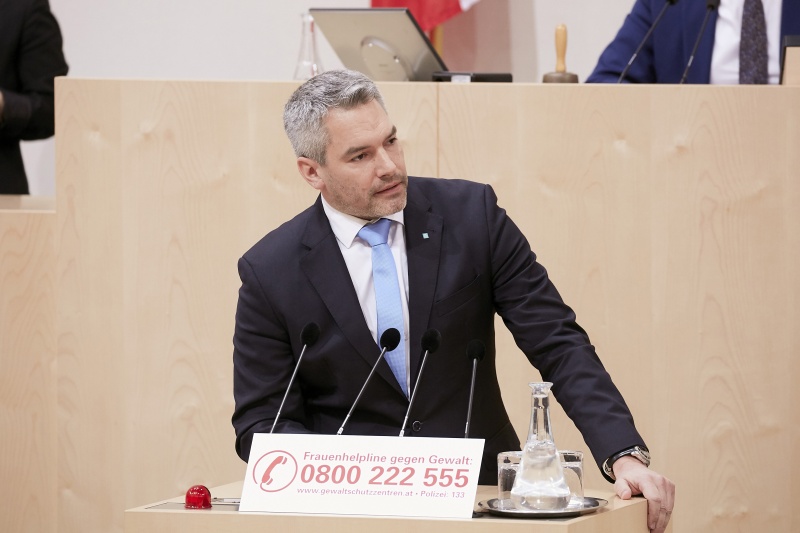 Am Rednerpult Nationalratsabgeordneter Karl Nehammer (V)