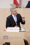 Am Rednerpult Nationalratsabgeordneter Karl Nehammer (V)