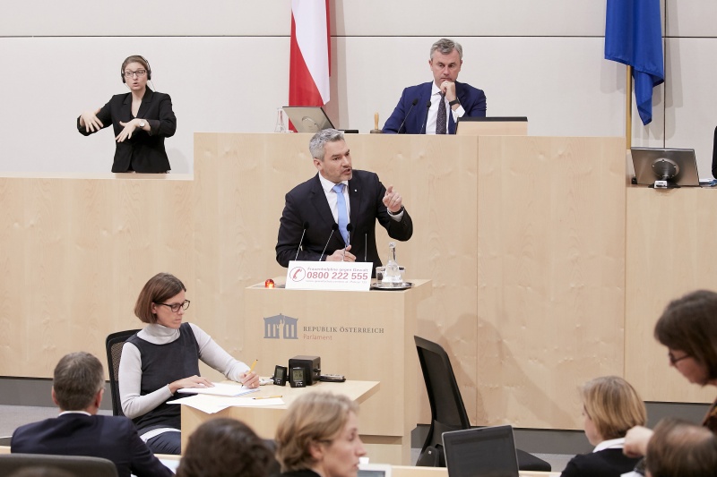 Am Rednerpult Nationalratsabgeordneter Karl Nehammer (V)