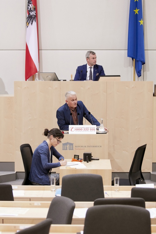 Am Rednerpult Nationalratsabgeordneter Christian Lausch (F)