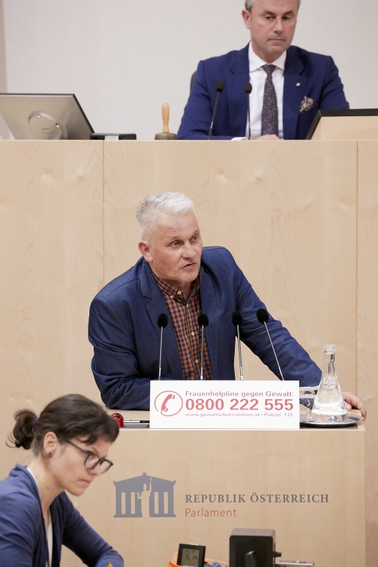 Am Rednerpult Nationalratsabgeordneter Christian Lausch (F)