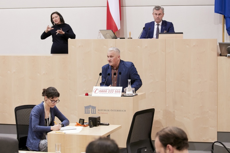 Am Rednerpult Nationalratsabgeordneter Christian Lausch (F)