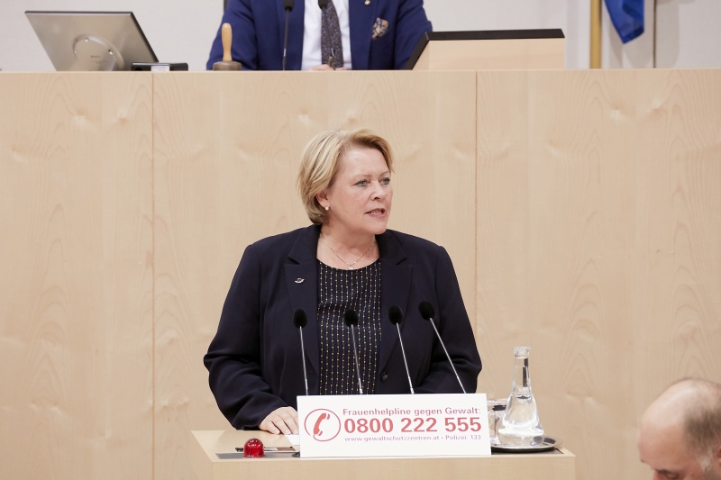 Am Rednerpult Nationalratsabgeordnete Gertraud Salzmann (V)