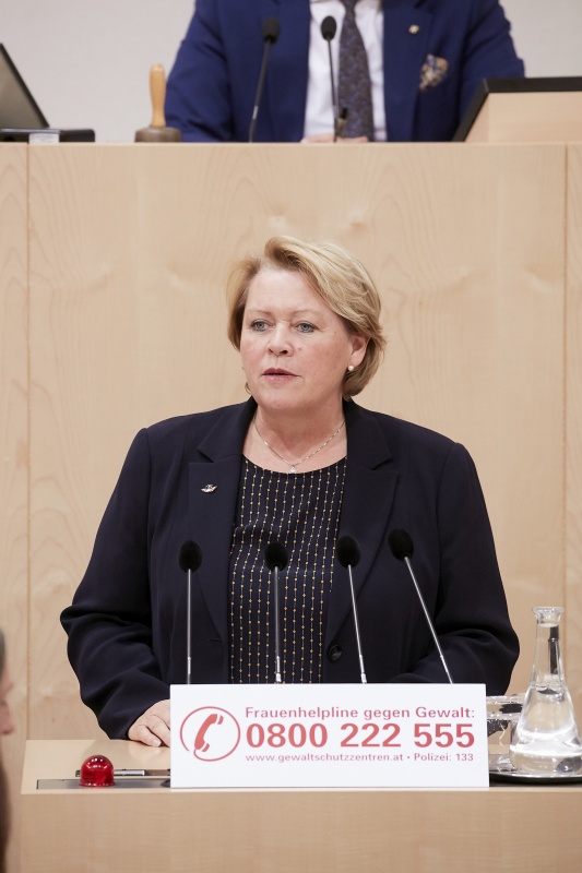 Am Rednerpult Nationalratsabgeordnete Gertraud Salzmann (V)