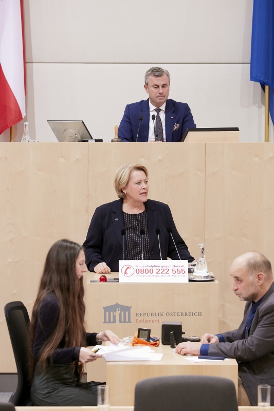 Am Rednerpult Nationalratsabgeordnete Gertraud Salzmann (V)