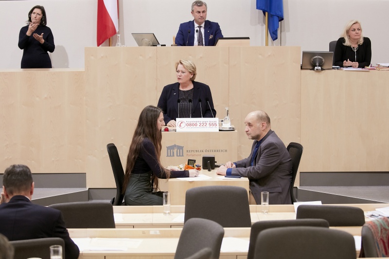 Am Rednerpult Nationalratsabgeordnete Gertraud Salzmann (V)