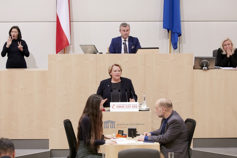 Am Rednerpult Nationalratsabgeordnete Gertraud Salzmann (V)