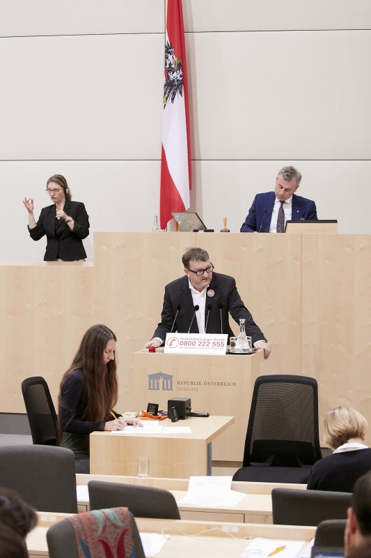 Am Rednerpult Nationalratsabgeordneter Markus Koza (G)